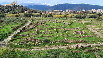 Basilica di Sant'Agostino a sinistra e rovine della città d'Ippona in primo piano ad Annaba